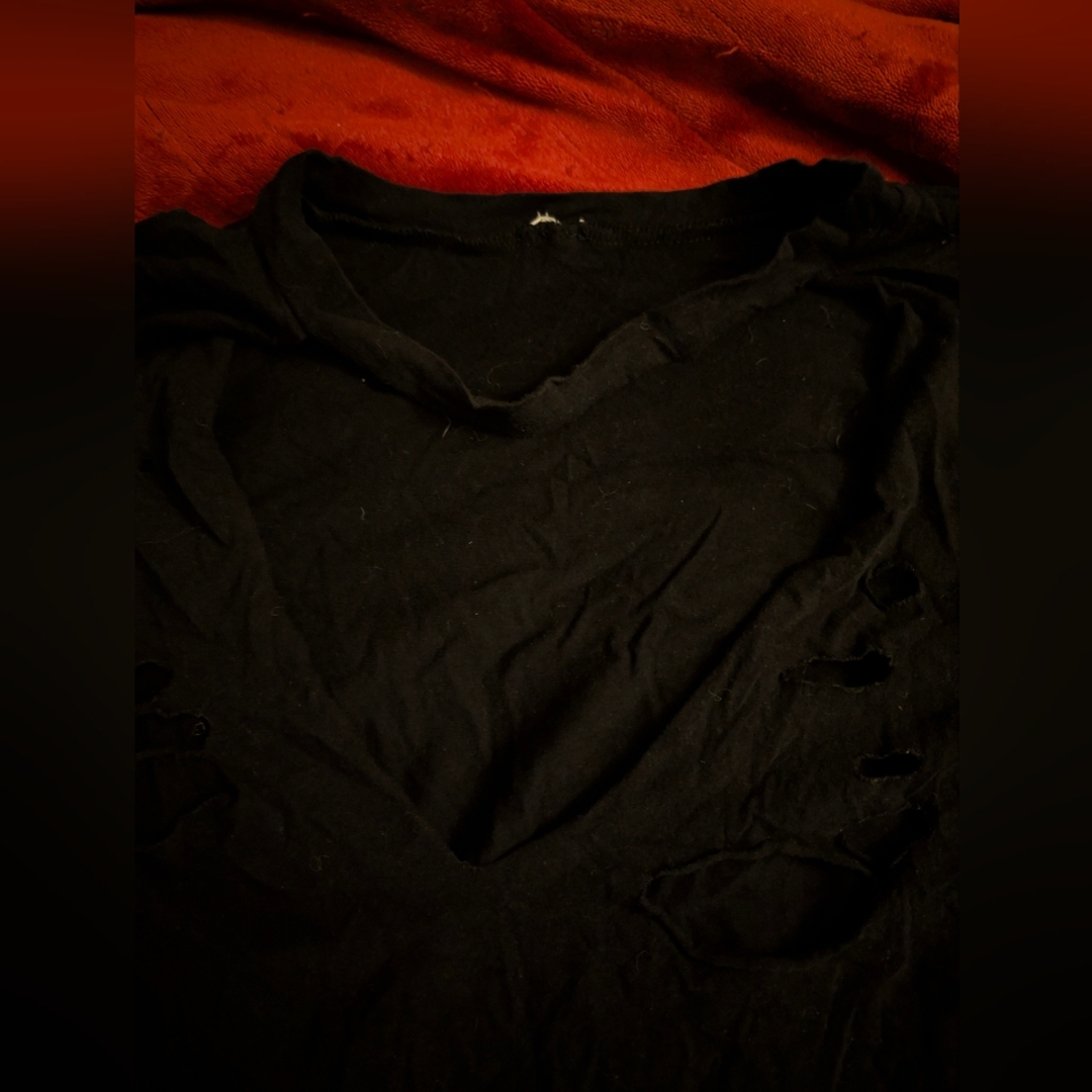 💥 Distressed Top - Picture 3 of 3